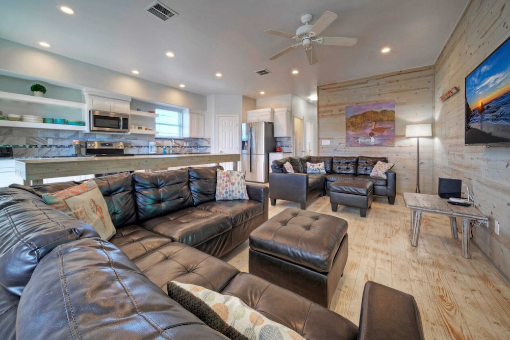 Sleeps 28 2 Homes w/ Boat Dock & Waterfront Pool Laguna Village Haven