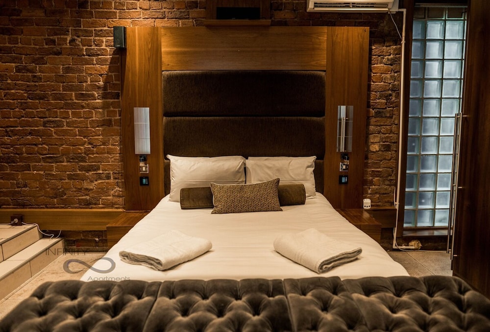 The Famous Floor Sleeps 26 and Group Acc Sleeps30