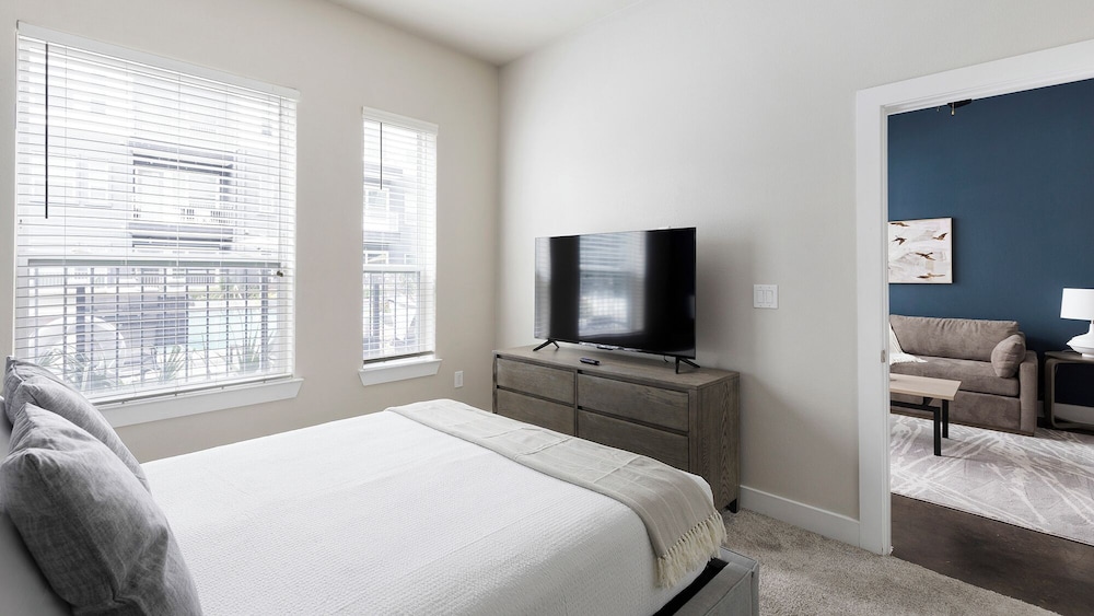 Landing Beautiful 1bd, Courtyard, Clubhouse