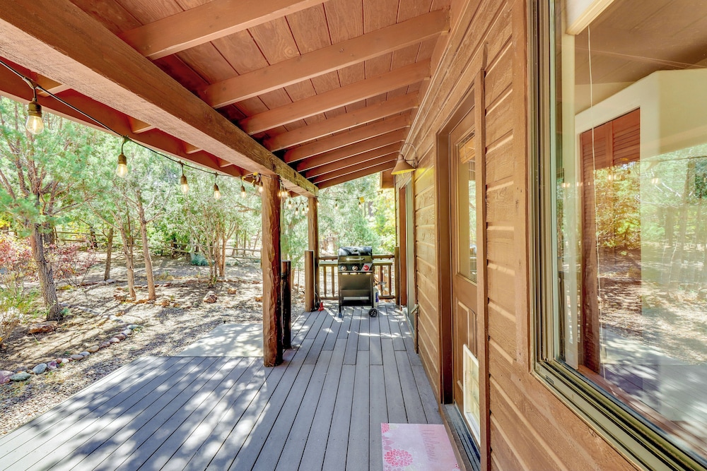 Pet-friendly Show Low Cabin w/ Patio & Gas Grill!