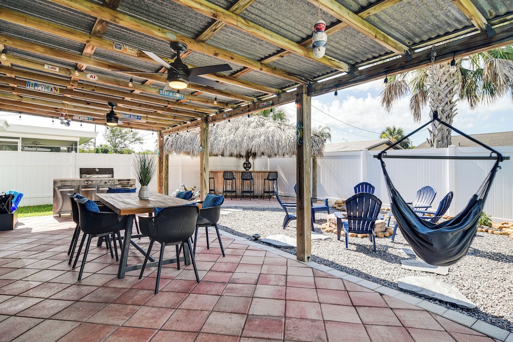 4 Mi to Indian Rocks Beach: Home w/ Backyard Oasis