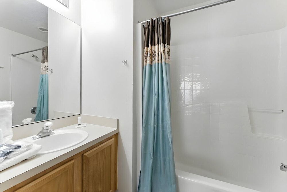 Cozy 4BR Villa w/ Priv Pool Lake Berkley Resort