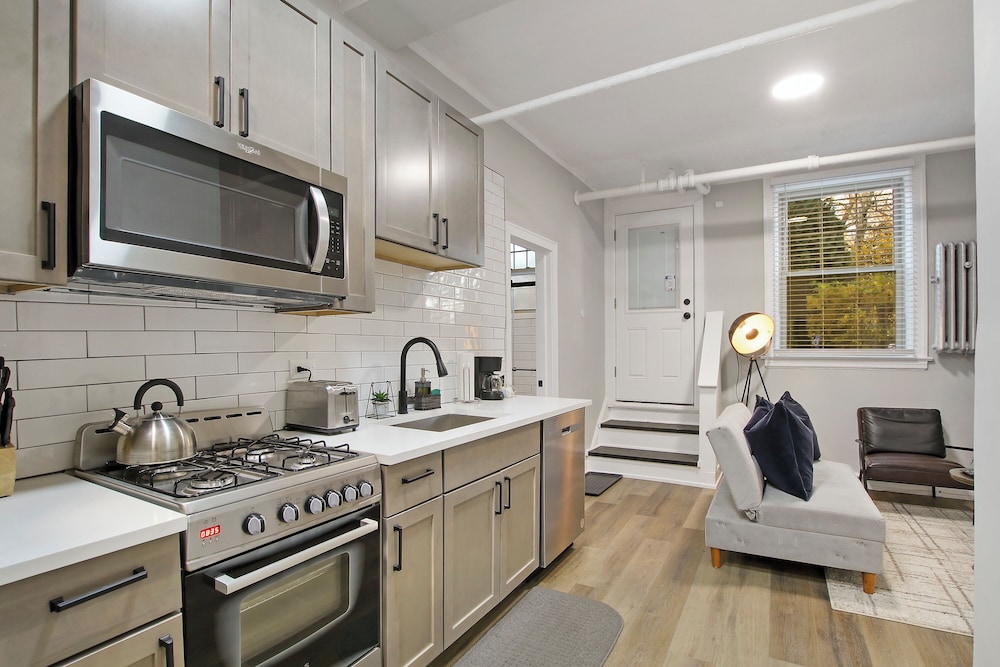 Sleek and Cozy 1BR Apartment - Hartrey G