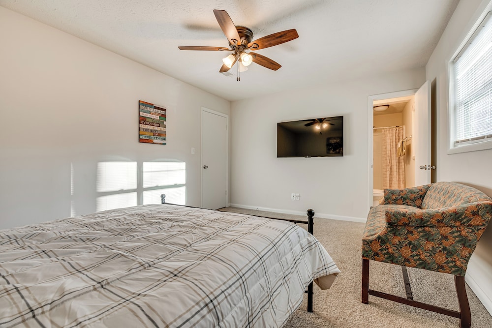 18 Mi to Downtown Atlanta: Quiet Home w/ Fire Pit