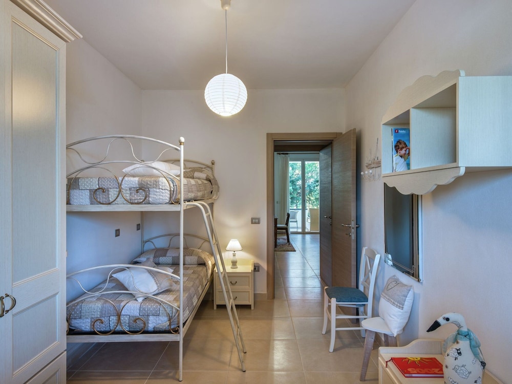 Spacious Villa With Pool photo 4