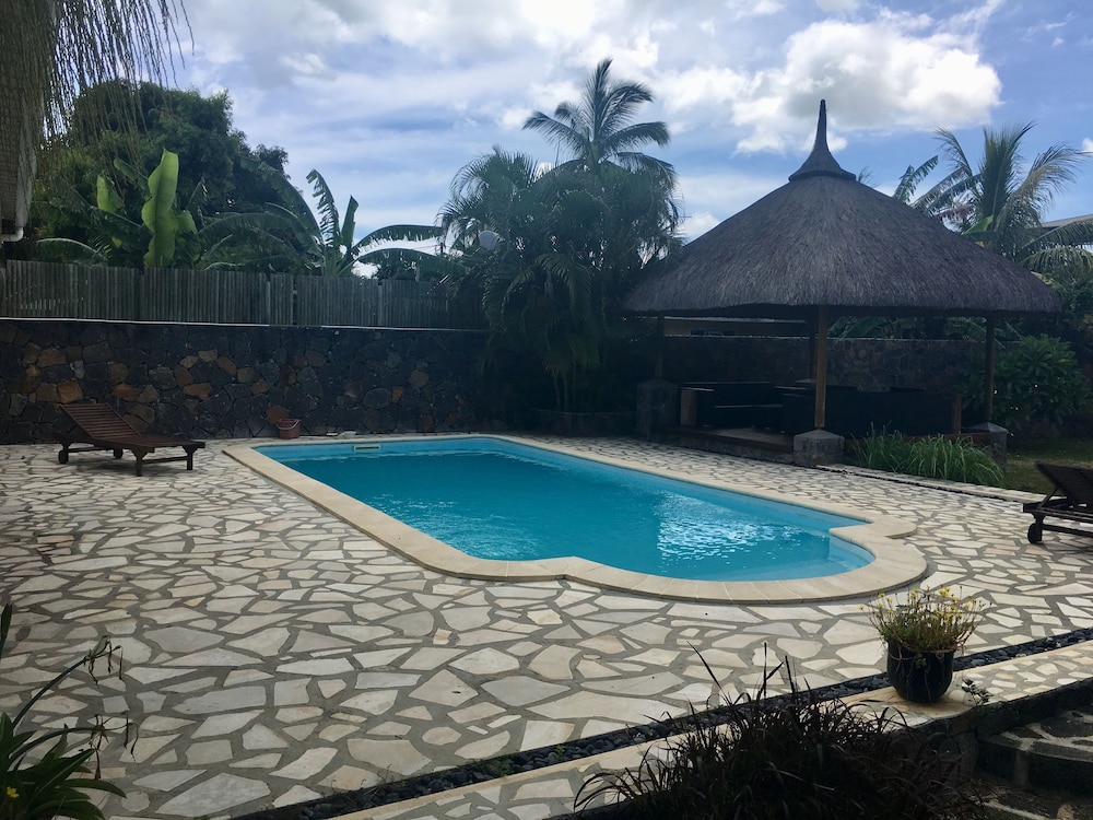 Tropical Villa 5 Min to the Beach