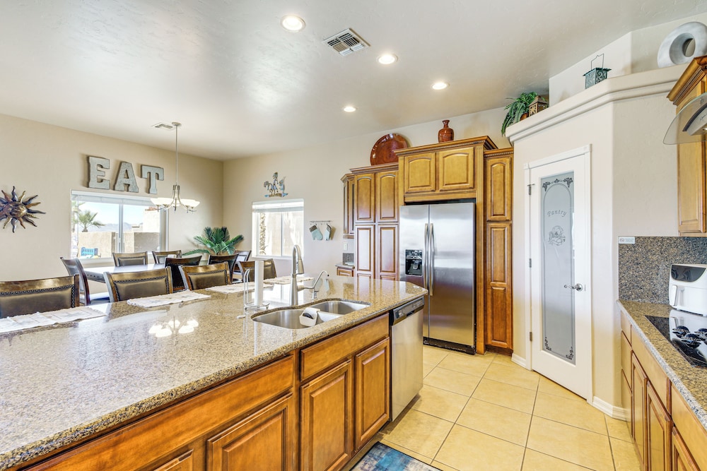 Lake View & Games: Spacious Oasis in Lake Havasu!