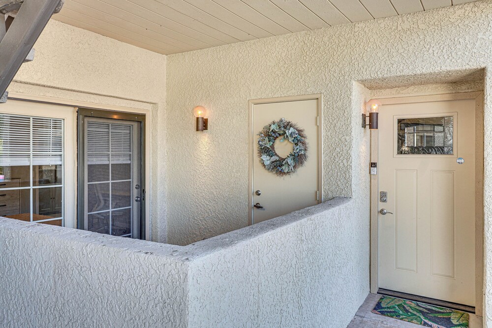 2 Mi to Tucson Mall: Condo w/ Pool & Hot Tub!