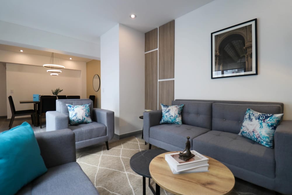 w Grandiose Duplex w Modern Deco in Miraflores