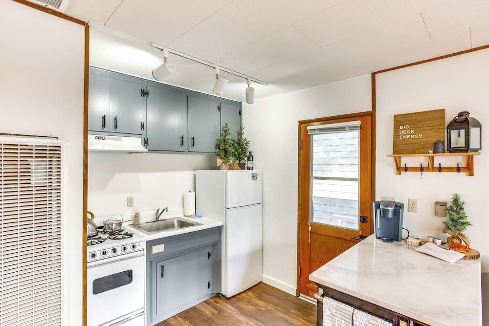 2 Mi to Big Bear Mtn Resort: Cabin w/ Updated Deck