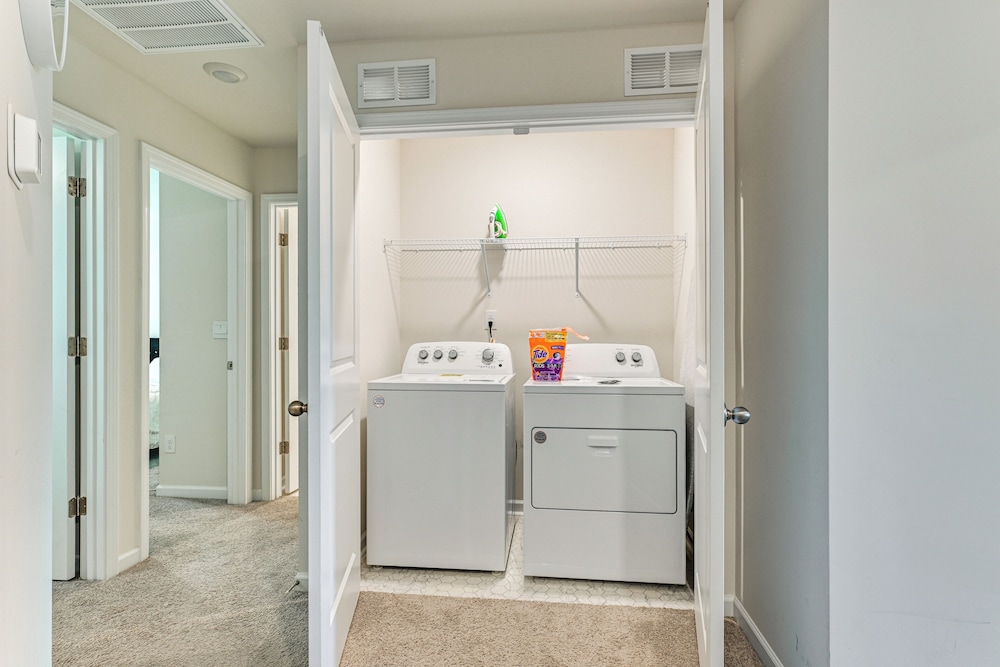 7 Mi to Uptown - Pet-friendly 2-story Townhome!