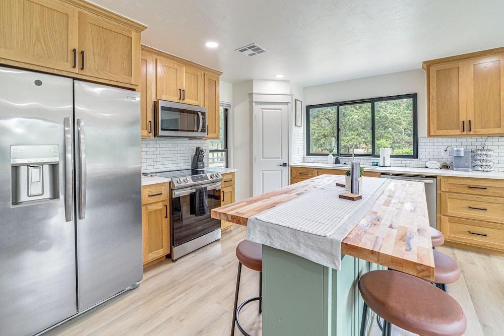 Family Fun! Lake Eufaula Home w/ Wraparound Deck