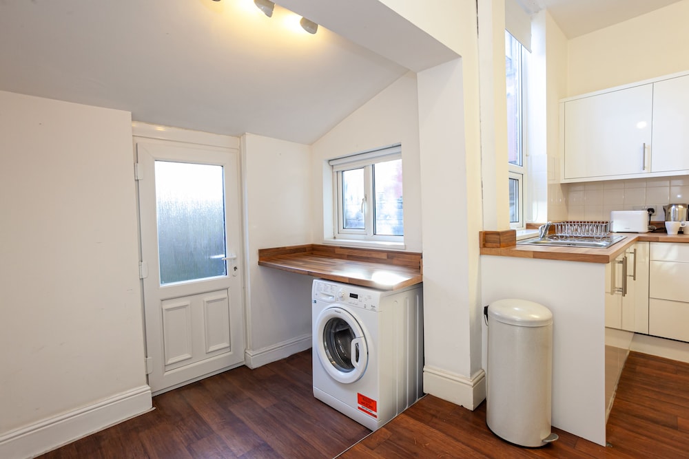 Pillo Rooms - Cosy 2 Bed House in Eccles view 5