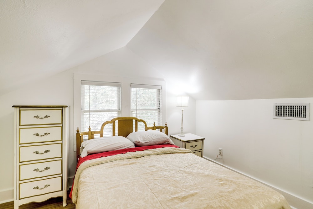 1 Mi to Dtwn! Restored 1930s Brenham Retreat