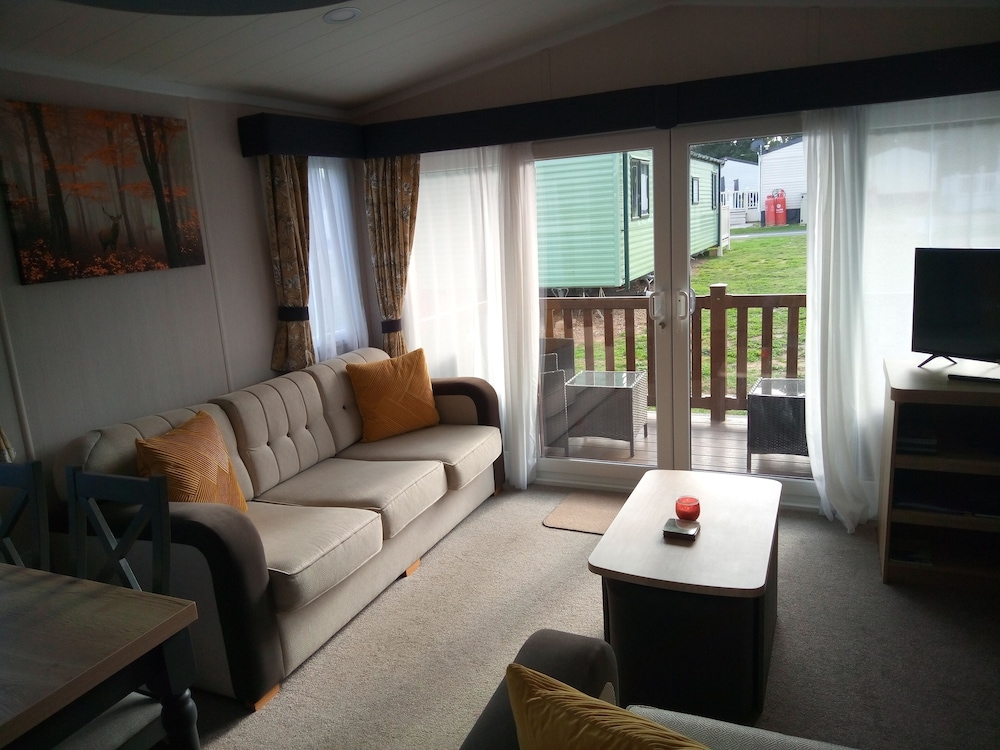 Lovely 2-bedroom Lodge set in Beautiful Norfolk view 5