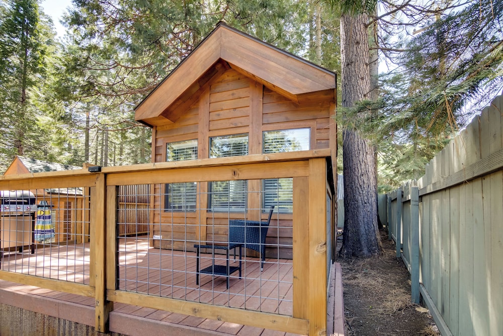 Near Lake Almanor & Golf: Cozy Cabin!