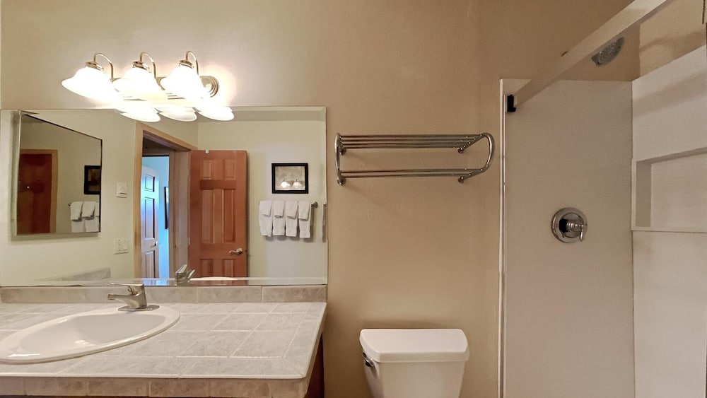 3 Outdoor Spas, Pool, Sauna and Free WiFi and Parking - Unit 531 at 1849 Condos - Slopeside by RedAwning