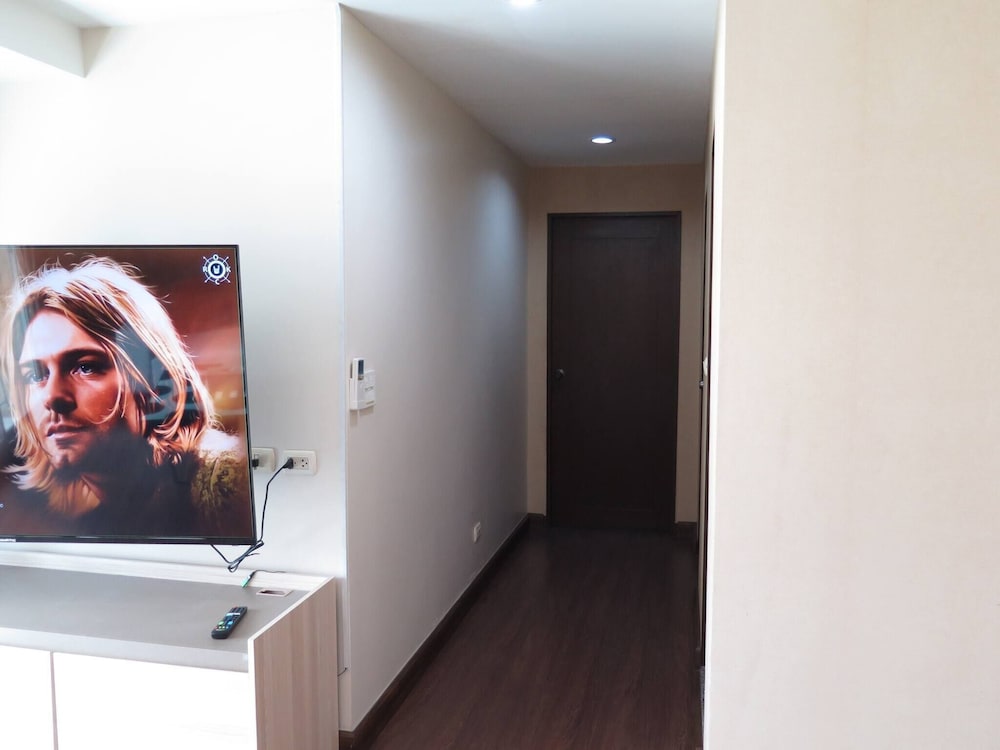 4B - 2 Bedroom Downtown Apartment With Shared Pool