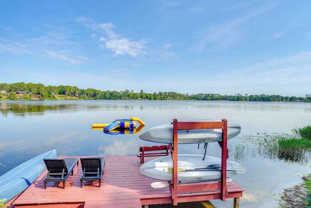 Fish, Swim & More: Lakefront Retreat in Ocklawaha!