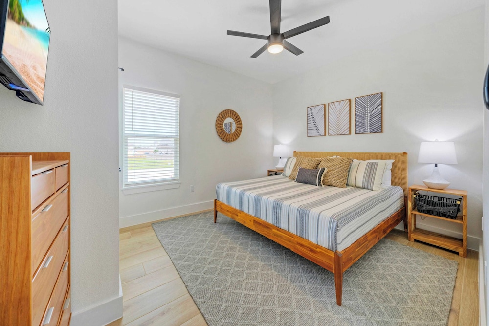Sleeps 24 2 Homes, Priv Pool, Swing Bar, Patio Lounge Near Nature Preserve