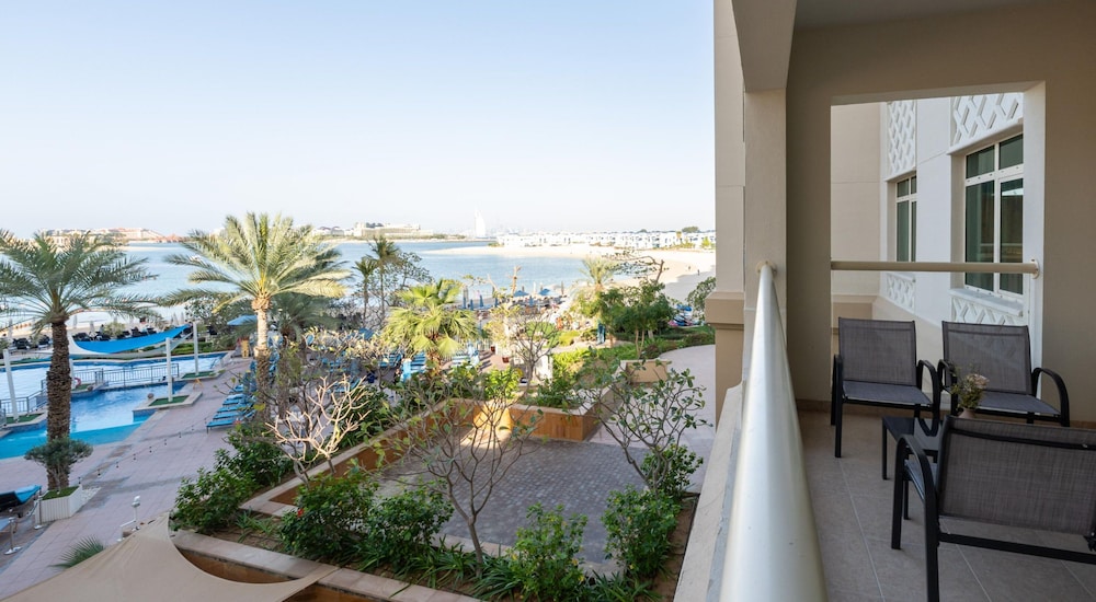 Amazing 1BR at the Palm w Beach Pool Access