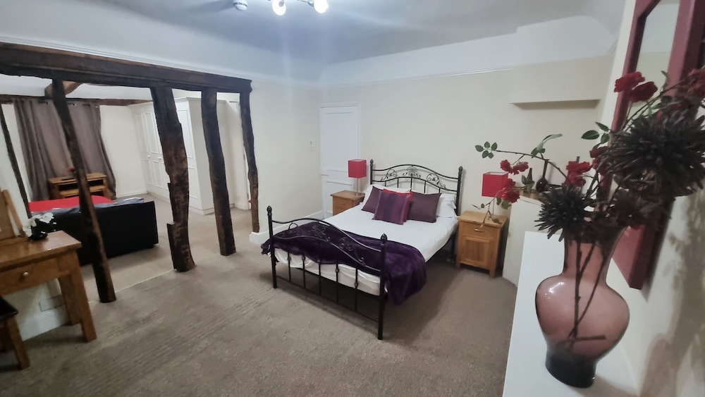 Sudbury Vacations - The George and Dragon Inn - Property Image 3