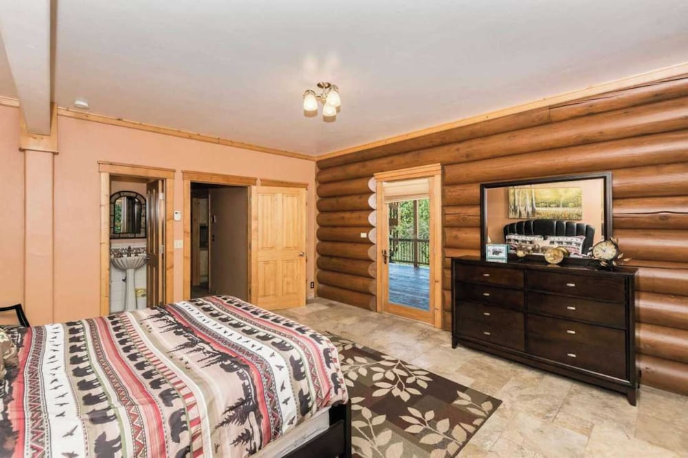 Sleeps 27 2 Homes Near the Lake, Hot Tub + Views Castle Glen Estates