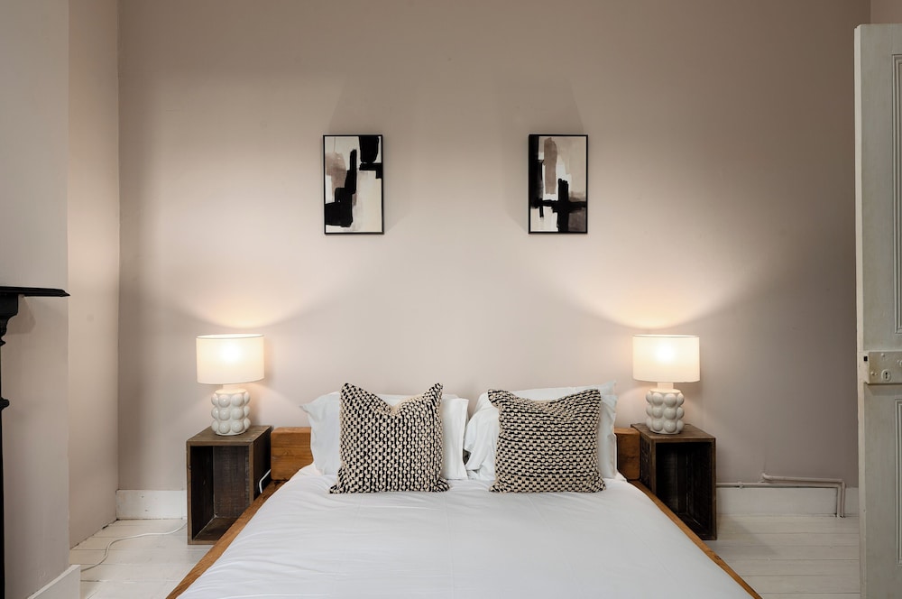 VESTO Three Bedroom Apartment in Clapham