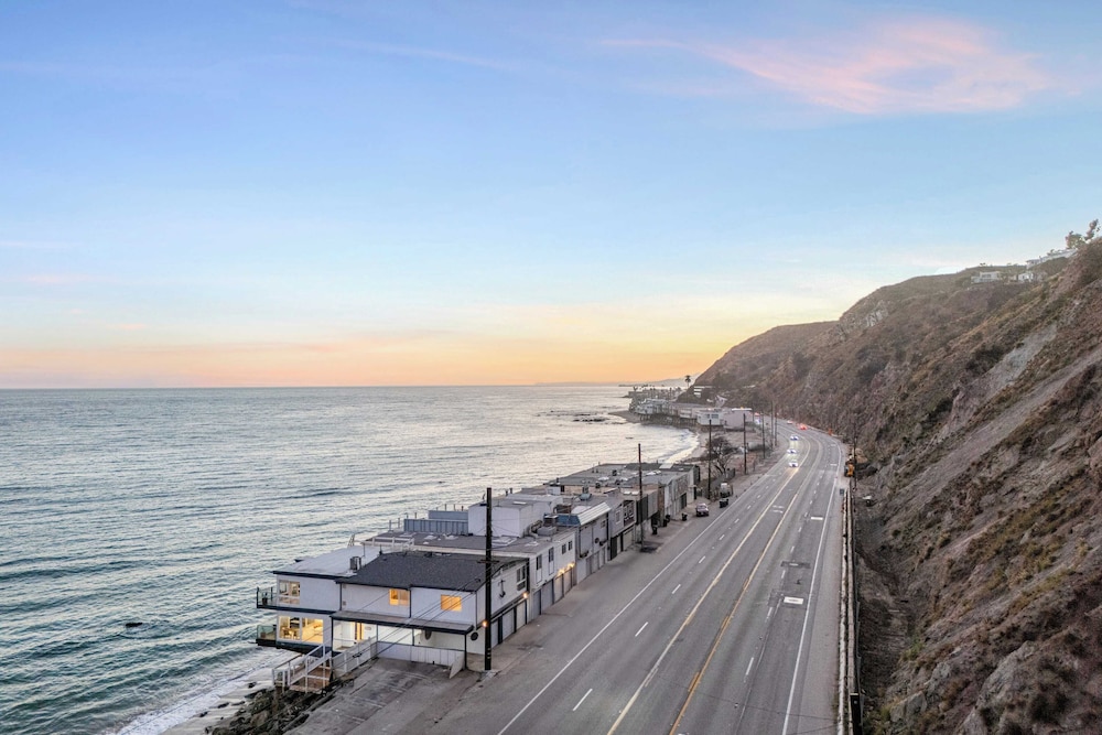 Big Rock Beach Retreat With Oceanfront Balconies, Direct Beach Access & Sweeping Sunset Views Pacific Coast Outlook by Avantstay