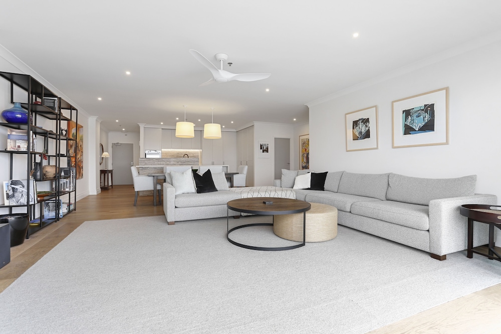 Light and spacious w incredible harbour views view 4