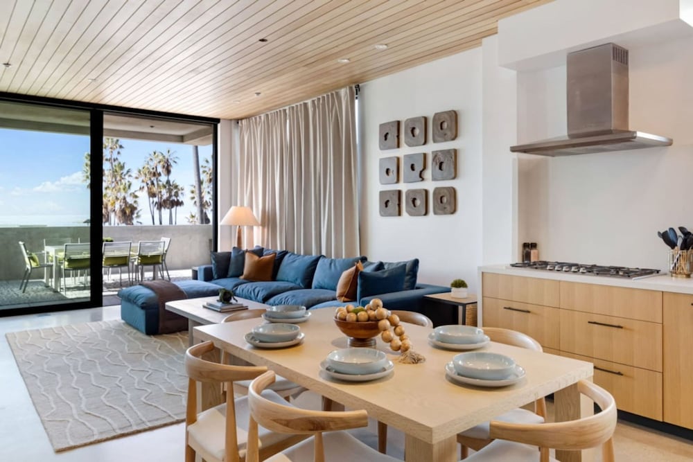 The Santa Monica Sunset - Beachfront Luxury