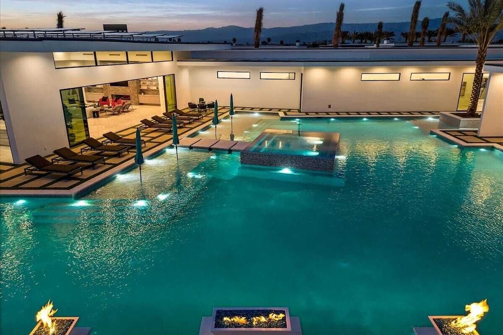 Sleeps 23 Luxury Villa w/ Pool, Hot Tub & Pickleball Court Bravo Villa 10