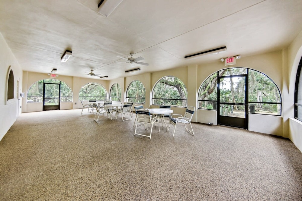 Oceanview Top-floor Penthouse in Surf Club Beach Pool Access