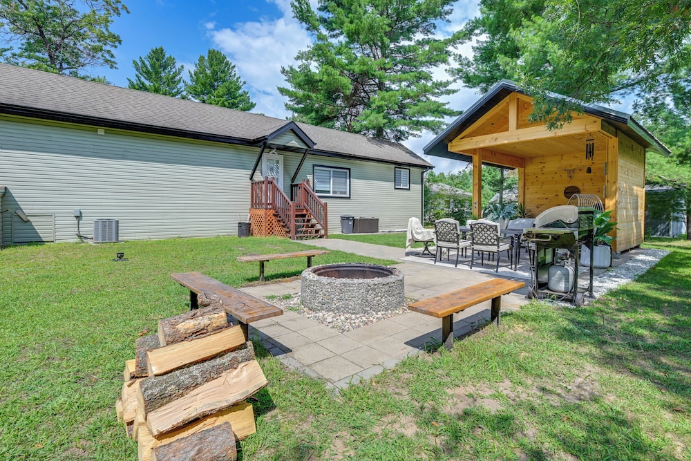 Private Hot Tub, Deck! Group Getaway in Friendship