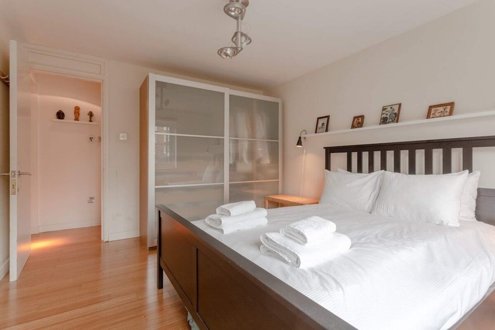 Well Located 2 Bedroom 1 Bath in Elephant & Castle