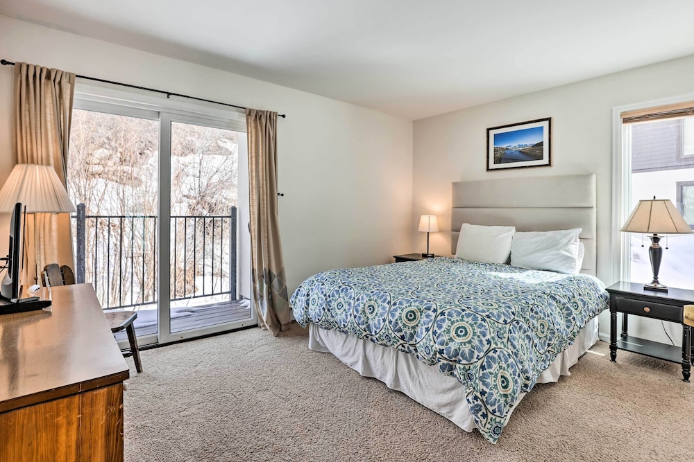 Cozy East Vail Condo ~ 6 Mi to Vail Village!