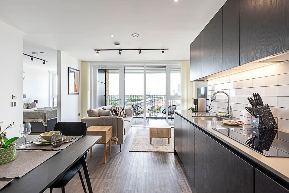 Sky-High Studio with Stunning Views