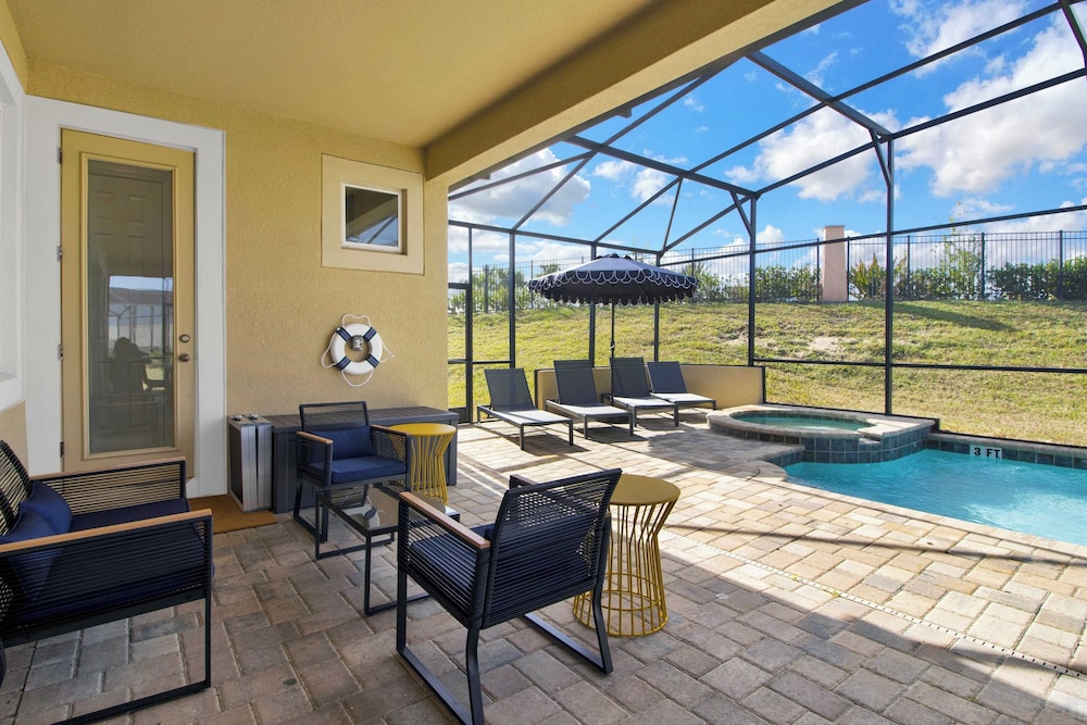 Sleeps 20! 9bdr, Star Wars-themed Game Room, Pool, Hot Tub Nassau by Avantstay
