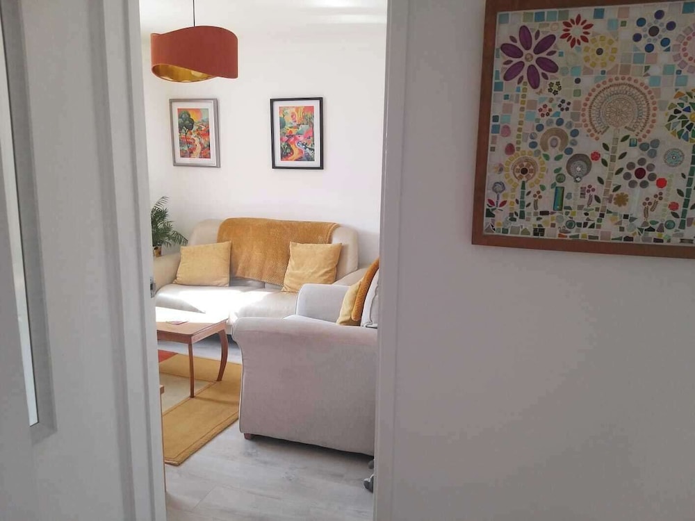 1-bed Seaside Retreat - Sleeps 2, Parking & Garden