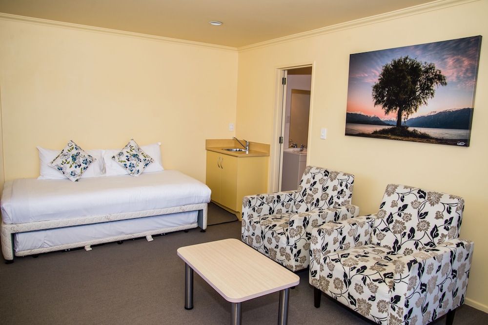 Edgewater Motel Te Anau view 5