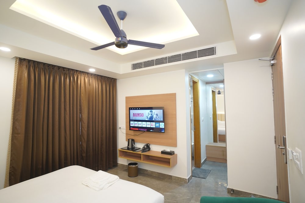 Royal Raven Hotel And Banquet