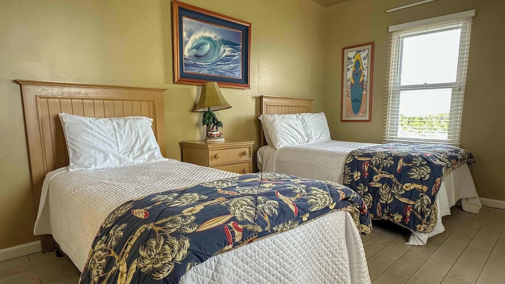 Spacious 3-bedroom Beachfront Condo Pool, Large Balcony