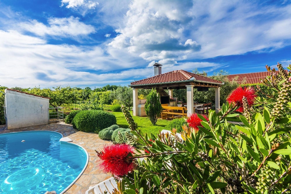 Apartment in Nin Near Beach & Pool