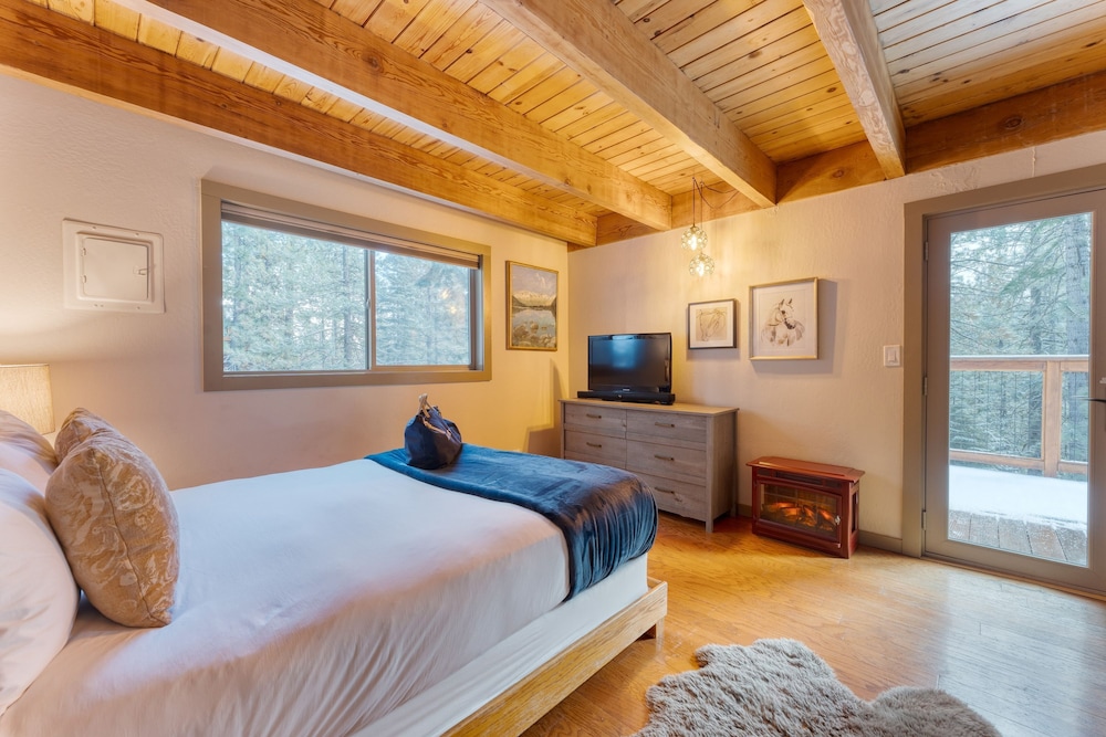 Sierra at Donner Lofted Cabin Minutes to Lake A-frame-inspired Design Deck