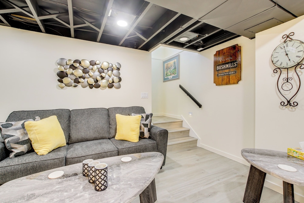 2 Mi to Lincoln Park Zoo: Family-friendly Home