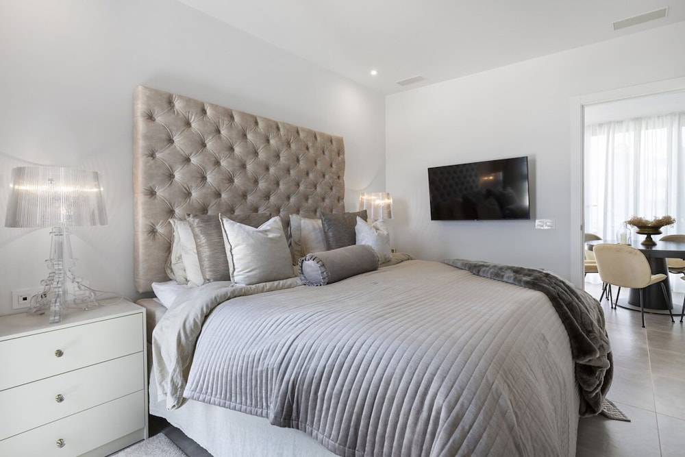 Luxury Apartment With Garden in Higueron