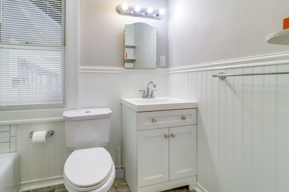 Walkable Apt: 4 Mi to Downtown Toledo!