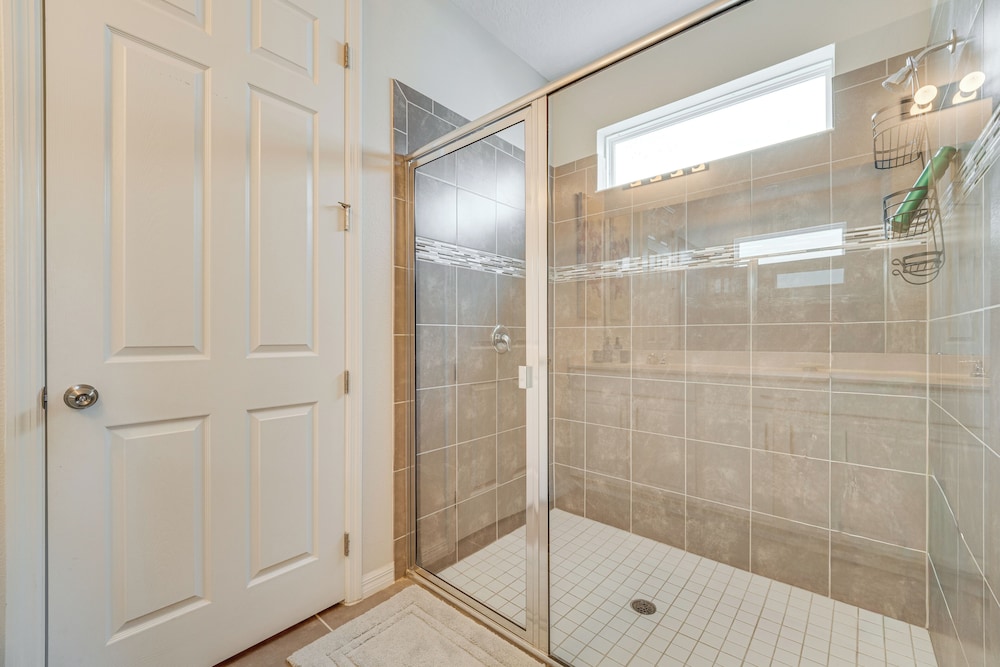Home Near Theme Parks in Kissimmee: Family Perks!
