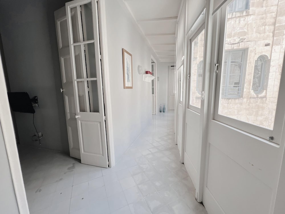 Spacious 1BR Apartment on Charming Street