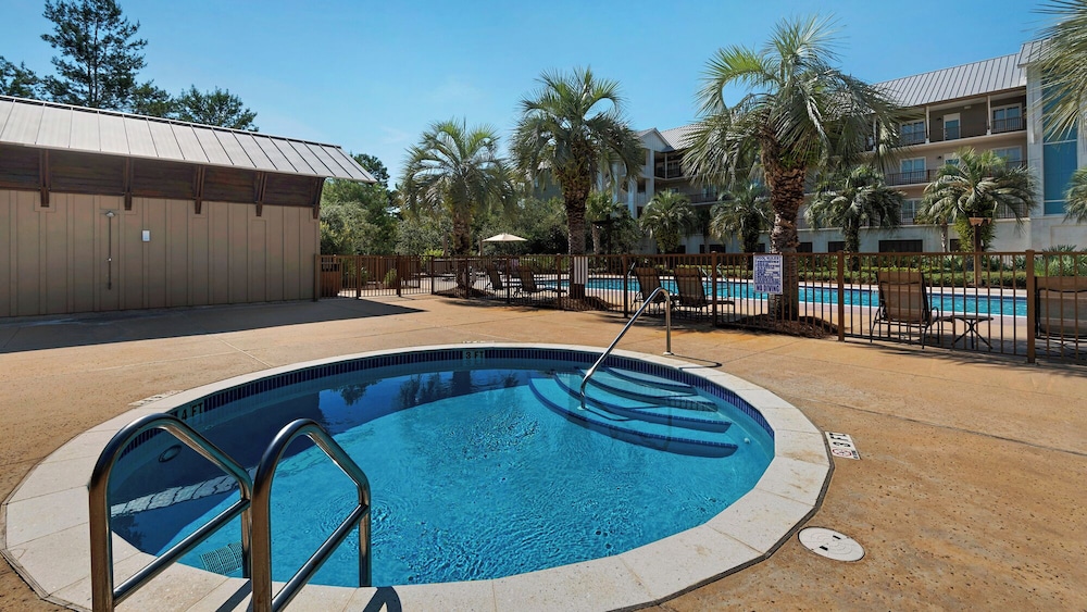 Coastal 3BR Condo With Pool & Shuttle : Snowbird Friendly!